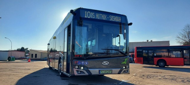 Pomalowany na srebrno 12-metrowy, elektryczny autobus marki Solaris Urbino Electric 12 wyjechał na miasto