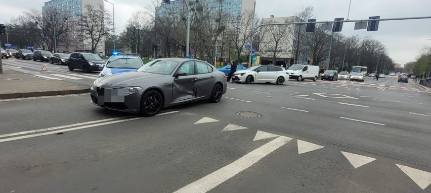 Według wstępnych ustaleń obaj kierowcy twierdzą, że wjechali...