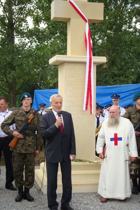 Inicjatorem budowy pomnika, upamiętniającego 150 rocznicę bitwy stoczonej pod Gacami i Komorowem w powstaniu styczniowym, był senator RP Mieczysław Gil.