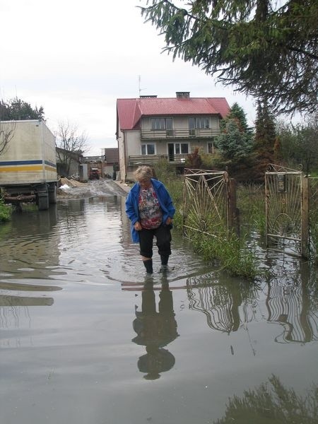 Woda stała u nas cztery miesiące. Po dwóch trochę opadła, ale nadal zalega - mówi Kazimiera Kwaśnik, która samotnie mieszka w domu przy ulicy Szklanej.