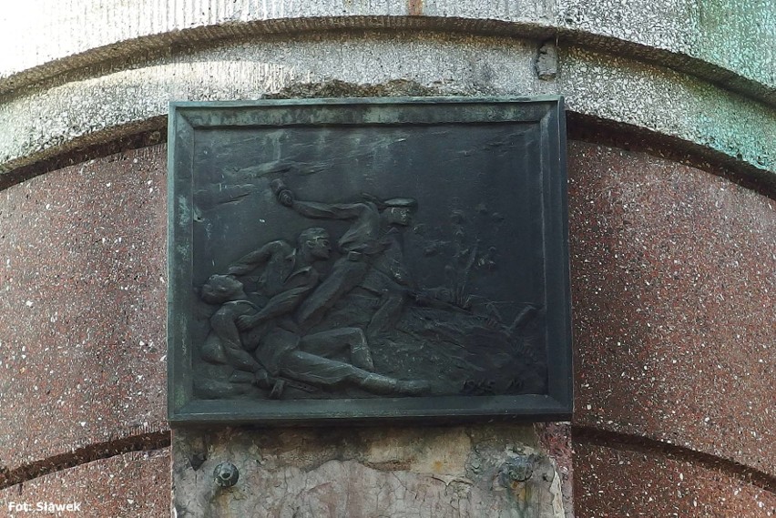 W Stargardzie pracownicy z Ukrainy rozebrali radziecki pomnik. Jak znikała Kolumna Zwycięstwa  