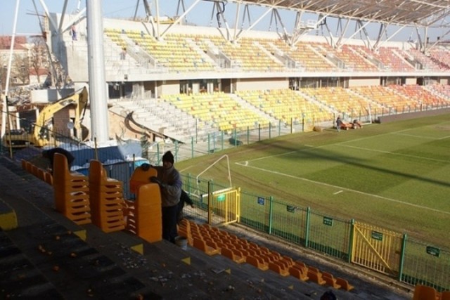 Krzesełka zdemontowane, instalacje odłączone - stara, kryta trybuna stadionu przy bielskiej ulicy Żywieckiej gotowa jest do wyburzenia. Demontaż rozpocznie się lada dzień