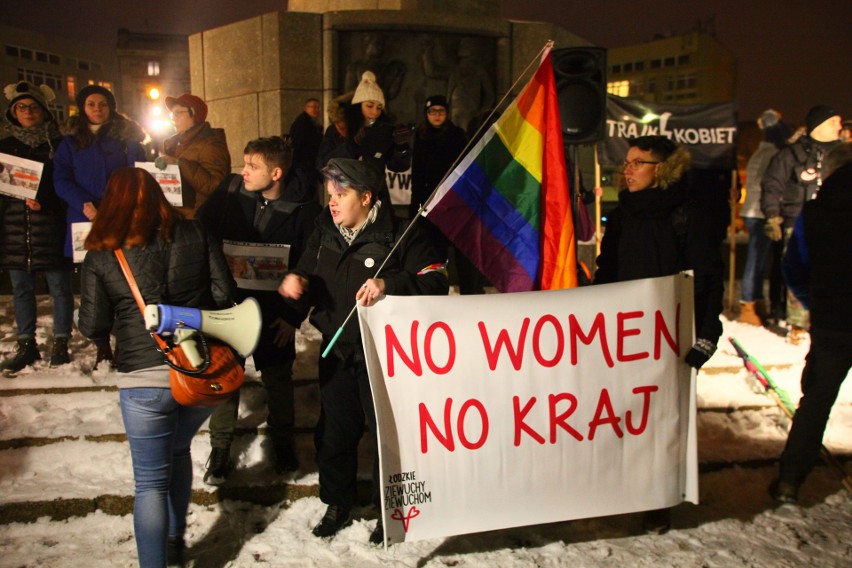 Manifestacja w obronie praw kobiet na Placu Wolności. Protest zgromadził około 500 osób [zdjęcia]