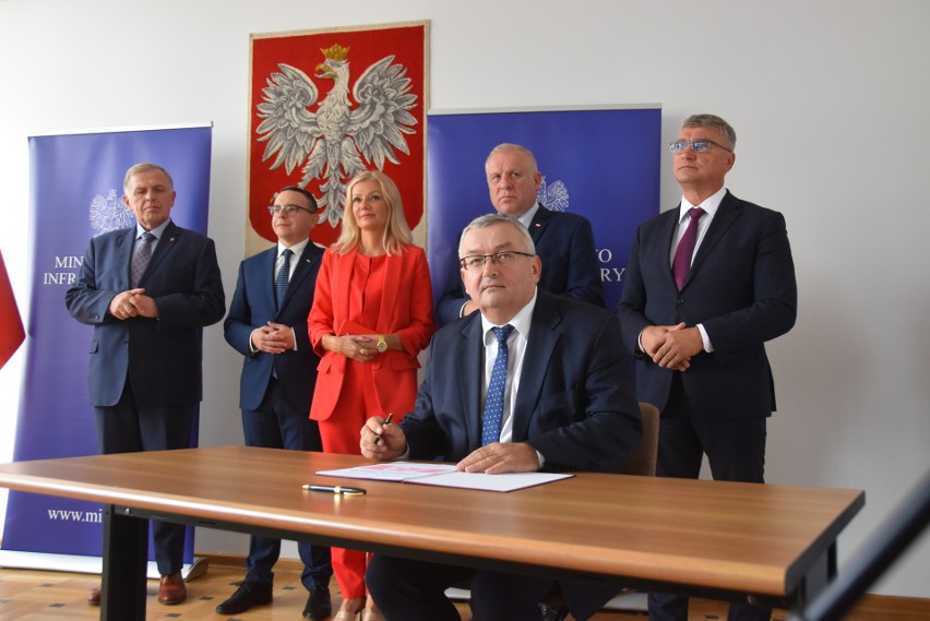 Minister Andrzej Adamczyk podpisał w piątek (9 września) w...