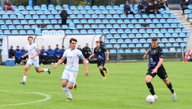 Zawisza Bydgoszcz pokonał na wyjeździe Błękitnych Stargard 1:0 po golu Piotr Okuniewicza, któremu asystował bramkarz Michał Oczkowski. Aby zobaczyć zdjęcia z meczu oraz kibiców przesuń gestem lub strzałką w prawo>>>