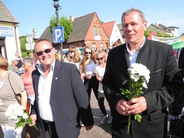 Andrzej Strzechmiński (z prawej), burmistrz Łeby, na niedawnej paradzie księstwa łebskiego. Samorządowiec nie może jednak spać spokojnie, bo znów ma problemy z kimś, kto go nęka.