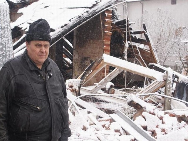Wybuch domu jednorodzinnego w Czersku. Właściciel twierdzi, że wie "kto wysadził jego dom w powietrze"