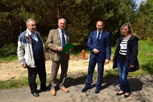 Oni odebrali wodociąg w Marywilu. Od lewej: Andrzej Gluza, Bogdan Grzmil, burmistrz Artur Ludew i Jolanta Maliszewska.