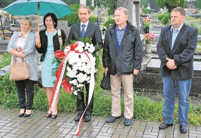 Delegacja lokalnych samorządów, z Hubertem Krupą (w środku) złożyła kwiaty na mogile ofiar pacyfikacji Opatowca w 1944 roku.