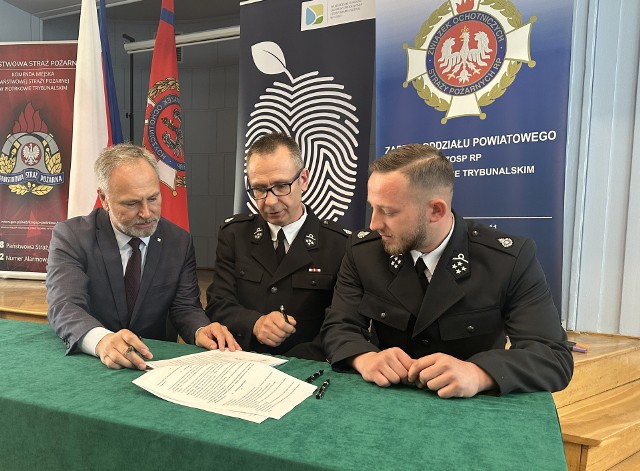 Podpisanie umów na dofinansowanie WFOŚiGW w Łodzi z jednostkami OSP w powiatach piotrkowskim, bełchatowskim i radomszczańskim