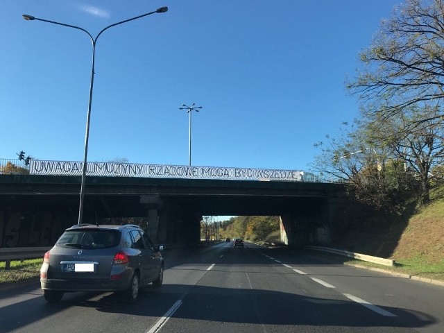 Olbrzymi transparent na Niestachowskiej ostrzega przed kierowcami rządowych limuzyn!