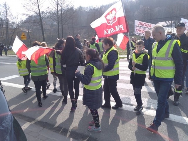 W Baryczce, na DK nr 19, trwa blokada drogi. Na przejściu dla pieszych protestują mieszkańcy, którzy domagają się budowy chodnika. Po "zebrze" chodzi kilkadziesiąt osób.Główna droga z Rzeszowa do Barwinka jest całkowicie zablokowana. Policja wprowadziła objazdy dla samochodów osobowych przez miejscowości Lutcza, Godowa, Strzyżów i Babica. Co 15 minut droga na 5 minut jest odblokowywana, aby mogły przejechać samochody ciężarowe. Utrudnienia potrwać mają do godz. 16.