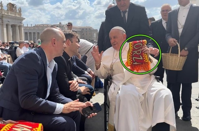 Papież Franciszek z szalikiem Jagiellonii