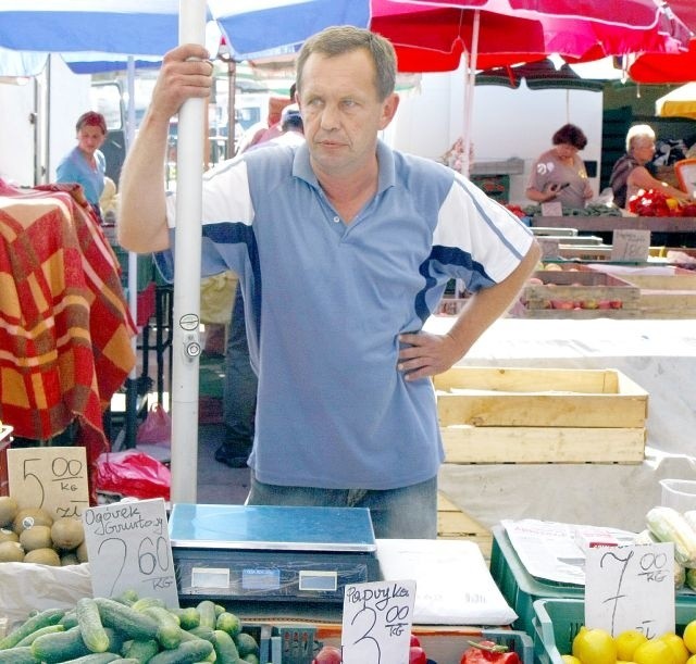 - Dla wielu osób ten targ to jedyne źródło utrzymania – mówi się pan Dariusz, który przy Ruskiej handluje warzywami.