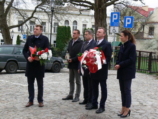 od lewej Burmistrz Marcin Marzec, radny Piotr Chojnacki, Wojciech Czerwiec przewodniczącym Rady Miasta, starosta Marcin Piwnik i naczelnik Anna Szewczyk.