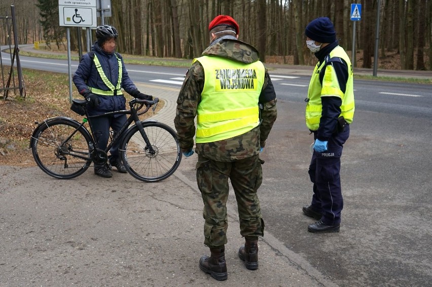 Zwiększone kontrole na ulicach Koszalina. Pierwsze kary za złamanie przepisów [ZDJĘCIA]