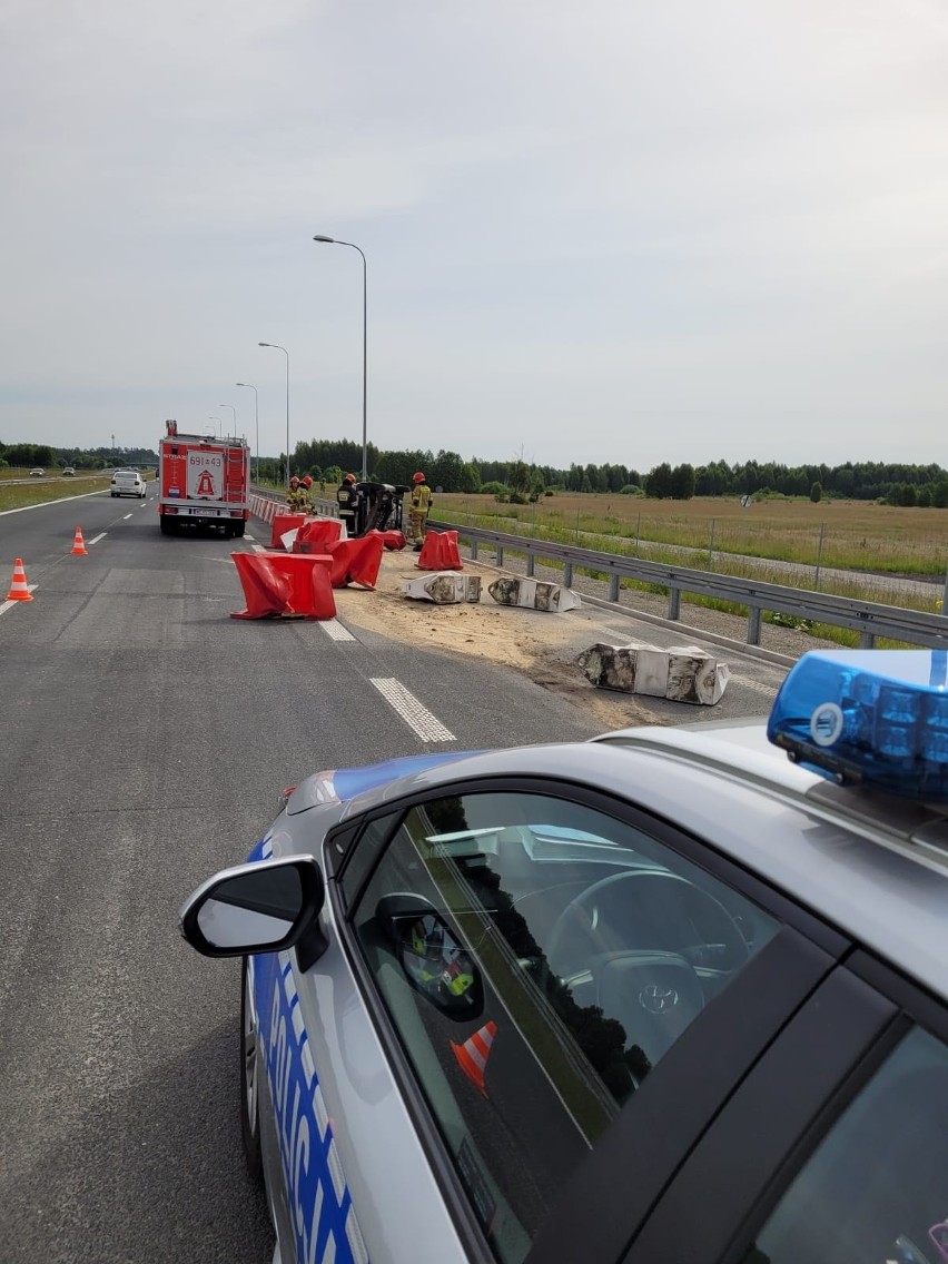 Wypadek na S8 w Budykierzu. Samochód dachował, zakończył jazdę na barierce. Do zdarzenia doszło 18.06.2022