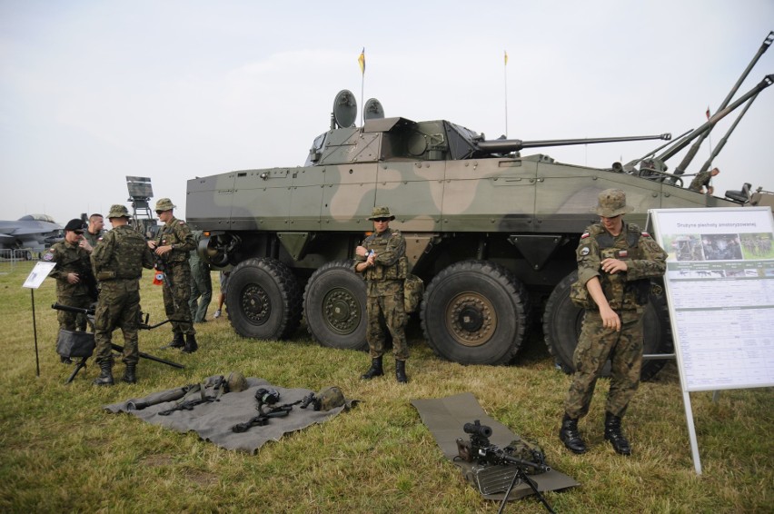 Air Show 2017 w Radomiu. Sobota na lotnisku na Sadkowie - wystawa statyczna 