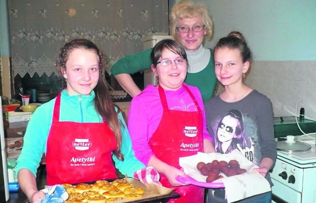 Natalia (od lewej) i dwie Dominiki uwielbiają gotowanie. Z tyłu Stanisława Zielińska.