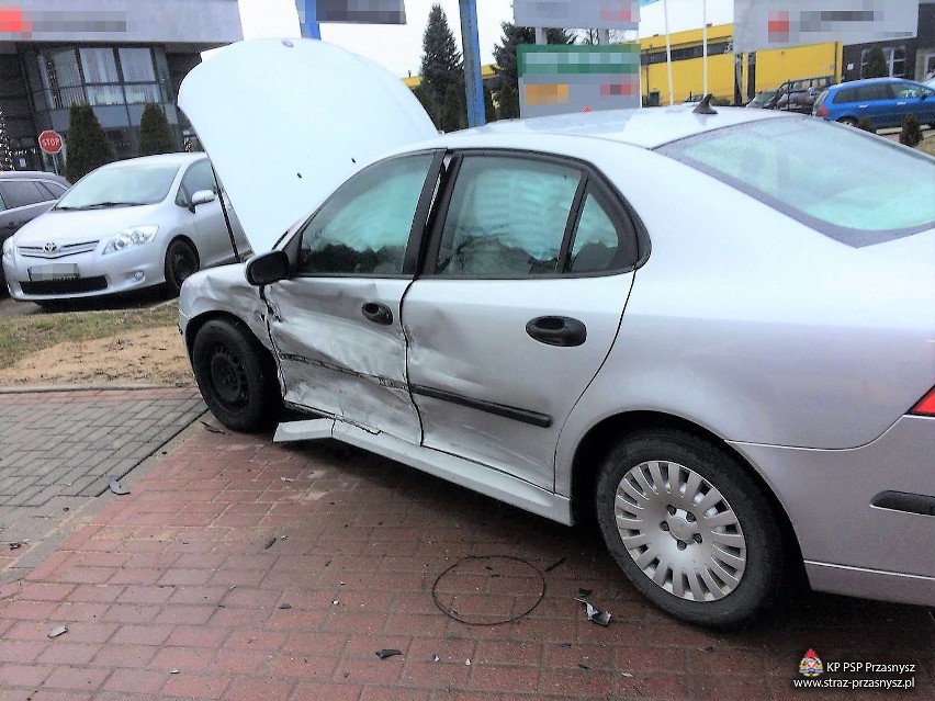 Przasnysz. Kolizja saaba i mercedesa. Ucierpiały tylko samochody [ZDJĘCIA]