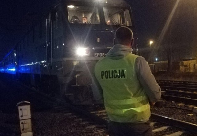 Tragiczny wypadek na torach w Pruszczu Gdańskim 13.04.2021. Pod kołami pociągu zginął 30-letni mężczyzna
