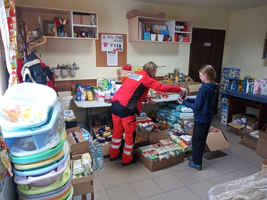 Ratownicy Polskiego Czerwonego Krzyża z Ostrowca pojechali pomagać na granicy z Ukrainą (ZDJĘCIA)