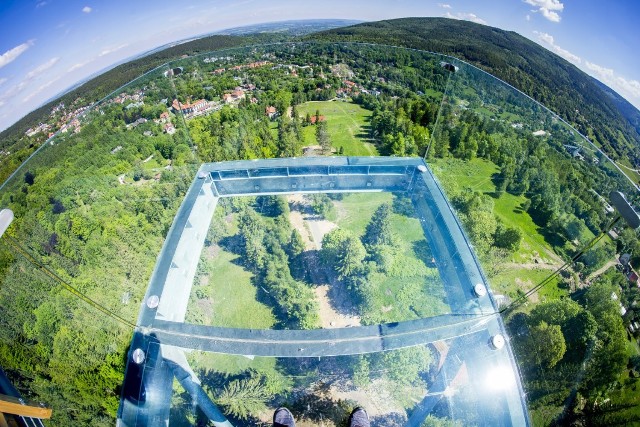 Sky Walk w Świeradowie-Zdroju to niezwykła wieża widokowa, która mierzy 62 metry wysokości. Na szczyt prowadzi nas ścieżka o długości ok. 850 metrów, a każdy krok oznacza widoki zapierające dech w piersiach.