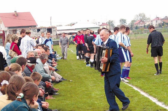 Pan Mieczysław Filus grał na akordeonie podczas meczów...