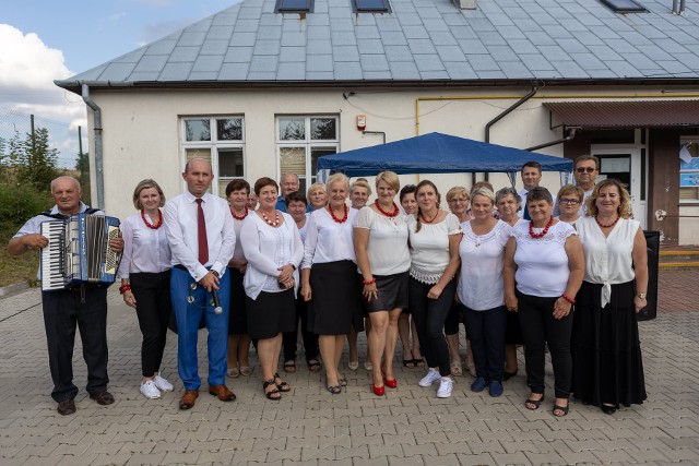 To był udany festyn rodzinny w Grabkowie w gminie Pawłów. Udział w nim wzięli między innymi poseł Prawa i Sprawiedliwości Agata Wojtyszek, która była gościem honorowym oraz wójt gminy Pawłów Marek Wojtas i sekretarz gminy Krzysztof Charemski.  Plac przy szkole zamienił się w sobotę między innymi w estradę, na której wystąpiły miejscowe wokalistki. Sporą popularnością cieszyło się stoisko z bronią, przygotowane przez żołnierzy Wojsk Obrony Terytorialnej. Można było przymierzyć kamizelkę kuloodporną oraz "przymierzyć oko" do celownika. Podczas festynu przeprowadzono także kampanię propagującą szczepienia przeciwko COVID. Na kolejnych  slajdach fotorelacja z imprezy w Grabkowie