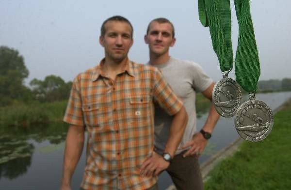 Medale mistrzostw świata - przedmiot pożądania wszystkich sportowców. Tak wyglądają srebrne krążki wywalczone przez stojących w tle Marka Twardowskiego (z lewej) i Adama Wysockiego w zeszłym roku w Sevilli.