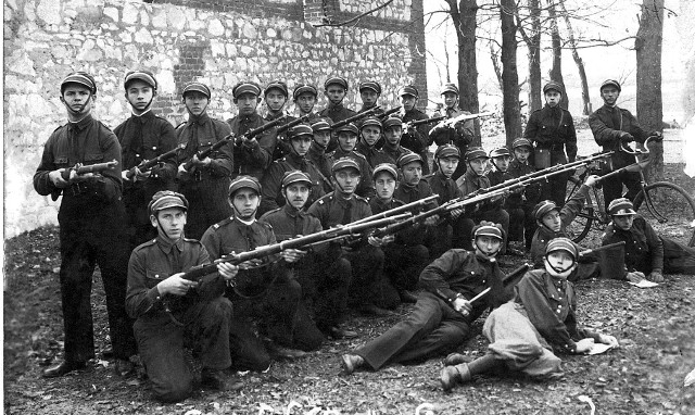 Lubelski oddział Betaru podczas ćwiczeń z bronią w terenie. Luty 1933 r.