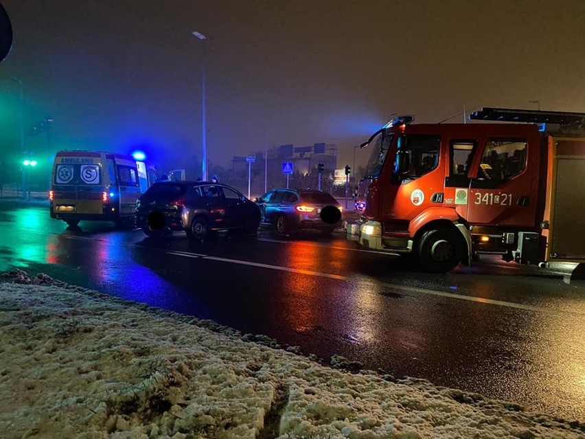 Zderzenie samochodów w Toruniu. Jeden z kierowców nie zastosował się do świateł [zdjęcia]