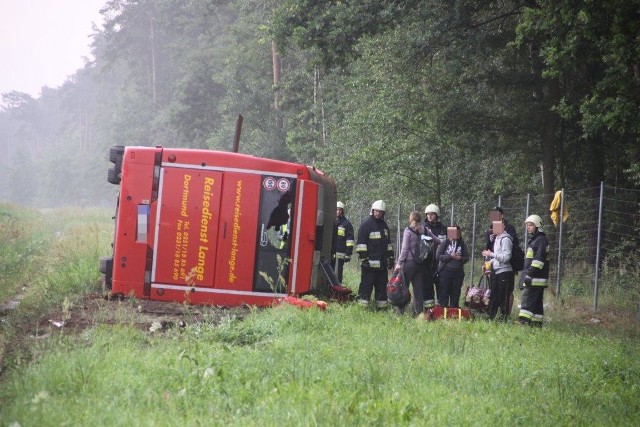 Niemiecki autobus miał wypadek na autostradzie A4 pod Opolem. Jechała nim grupa 35 osób. Dwie osoby zostały lekko ranne.
