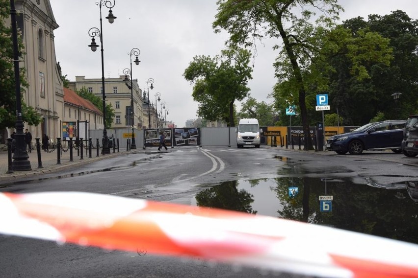 Remont pl. Litewskiego: Krakowskie Przedmieście zamknięte, płot przegrodził ulicę