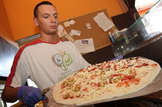 Pizza to jedno ze sztandarowych dań kuchni włoskiej, które podbiły serca Polaków. Czy ta wygląda kusząco?