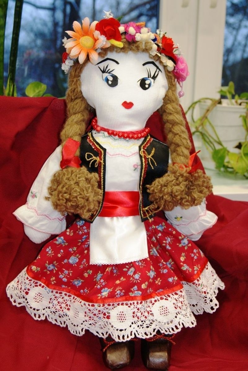Autorką tej lalki jest Ewa Zawadzka z kl. VIa. Lala ma na...