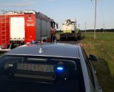 Wypadek na drodze powiatowej Milewo - Gać. Osobówka zderzyła się z maszyną rolniczą. Dwie osoby ranne [ZDJĘCIA]