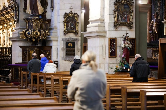 To już drugi rok z rzędu, kiedy Wielkanocy nie możemy świętować w dużym gronie. Ograniczenia dotyczą również kościołów.