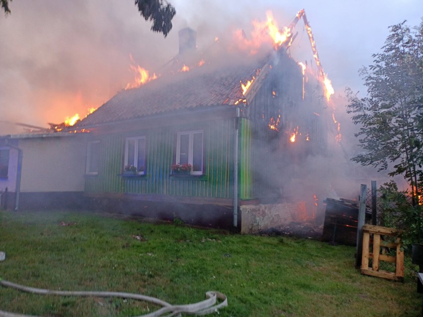 Pożar domu w Wiśniówce w powiecie nowodworskim 19.08.2021. Spalił się drewniany budynek mieszkalny, ewakuowało się 5 osób