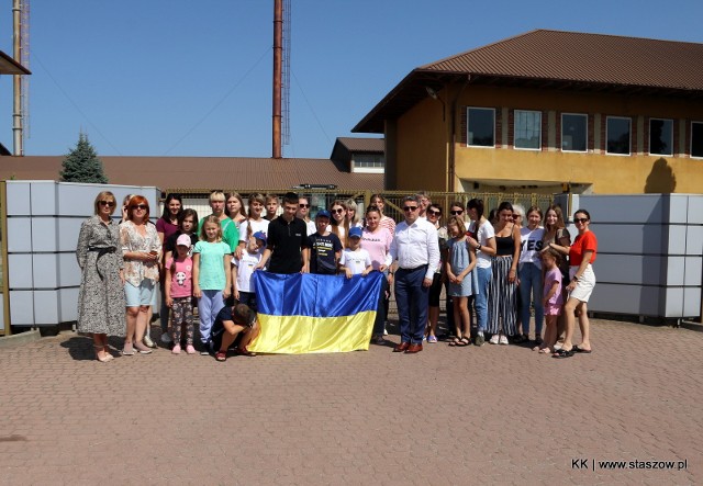 Młodzież i dzieci z Ukrainy odwiedzili hutę szkła w Grzybowie i pałac w Kurozwękach