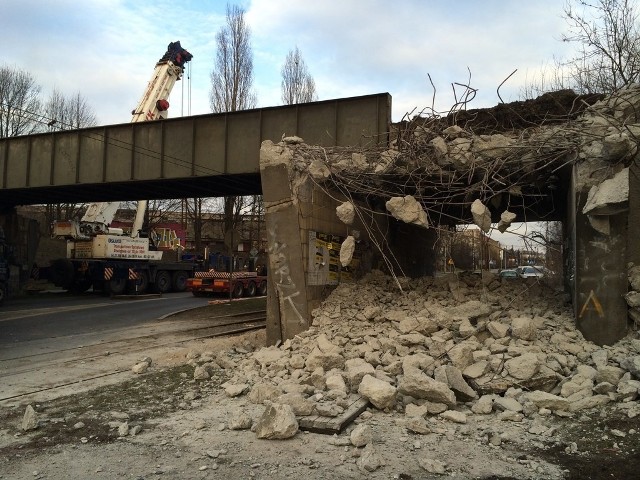 Trwa wyburzanie starego wiaduktu kolejowego nad ulicą Andersa w Sosnowcu