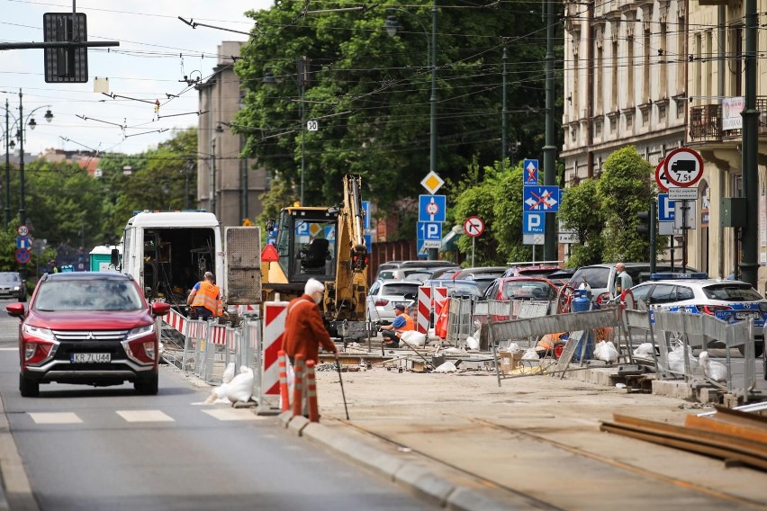 Kraków. Wybrzuszające się szyny, prędkość jazdy 10 km/h. Ale urzędnicy chwalą się, że intensywnie remontują torowiska