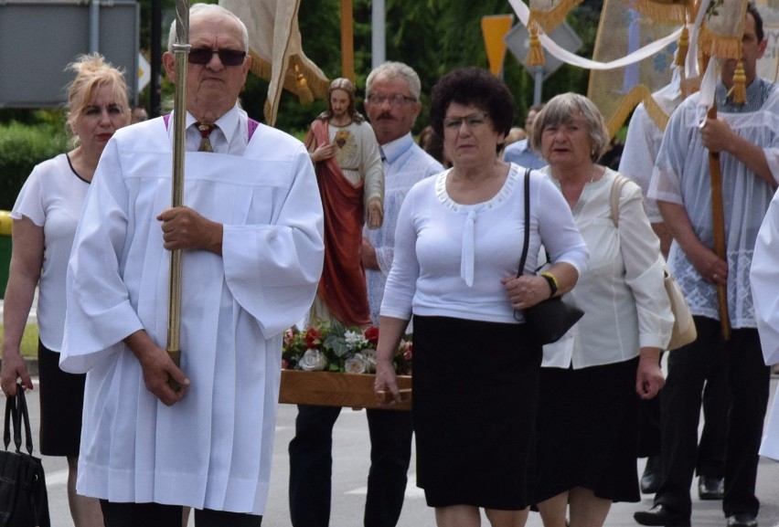 Boże Ciało w Ostrołęce. Procesja z kościoła farnego. 16.06.2022. Zdjęcia