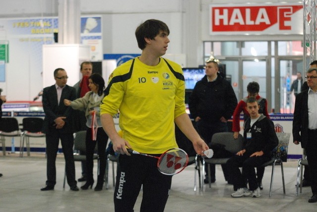 Rozgrywający Vive Targi Kielce Piotr Chrapkowski do-brze radził sobie w badmintona. 