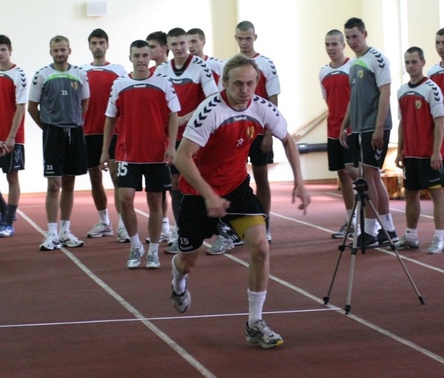 Tak jak to było przed rundą jesienną, piłkarze Korony rozpoczną przygotowania do wiosny od testów szybkościowych w aneksie lekkoatletycznym hali przy ulicy Bocznej w Kielcach. Na zdjęciu podczas próby Grzegorz Lech.