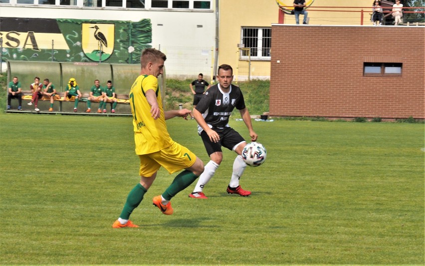 Leśnik Manowo (żółte stroje) - Polonia Płoty 2:2.