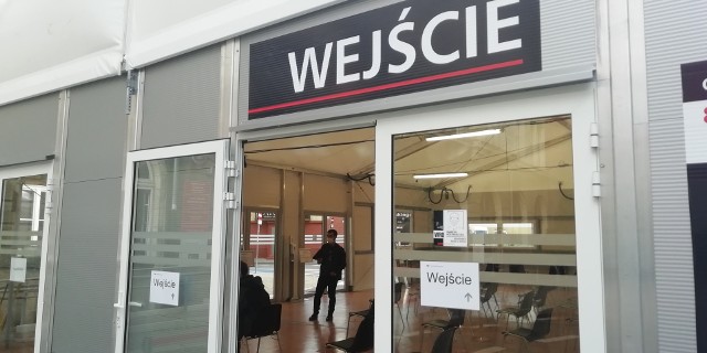 Namiot dla petentów przed Urzędem Miejskim przy ulicy Zapolskiej we Wrocławiu.