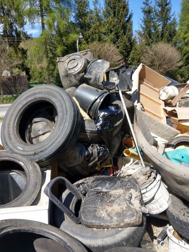 Taką stertę śmieci wyrzucił ktoś w Stróży obok parkingu