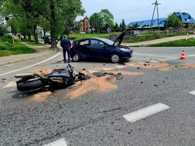 Samochód zderzył się z motocyklem. Dwie osoby poszkodowane. Na miejscu śmigłowiec LPR