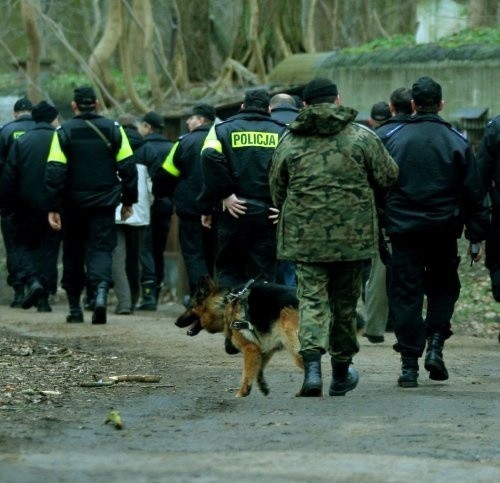 Wczoraj wczesnym rankiem w poszukiwaniu snajpera niemal pół setki policjantów, strażników granicznych i straż miejska przeczesywali wydmy, las i część parku w dzielnicy nadmorskiej Świnoujścia. Nie znaleziono ani jego, ani żadnych śladów, które mogłyby wskazywać, że mógł w tym rejonie przebywać. Po 2 godzinach poszukiwania przerwano.